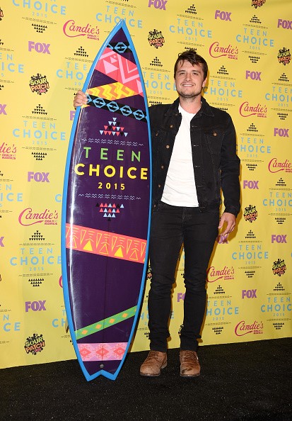 Actor Josh Hutcherson poses with the Choice Movie Actor: Sci-Fi/Fantasy Award for The Hunger Games: Mockingjay - Part 1 in the press room during the Teen Choice Awards 2015 at the USC Galen Center on August 16, 2015 in Los Angeles, California.