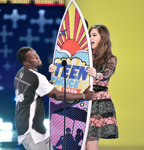 Actors Kevin Hart, winner of Best Actor: Comedy (L) and Hailee Steinfeld onstage during FOX's 2014 Teen Choice Awards at The Shrine Auditorium on August 10, 2014 in Los Angeles, California.