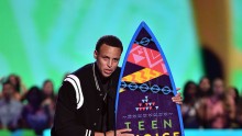 NBA star Steph Curry wins 'Choice Male Athlete' at 2015 Teen Choice Award.