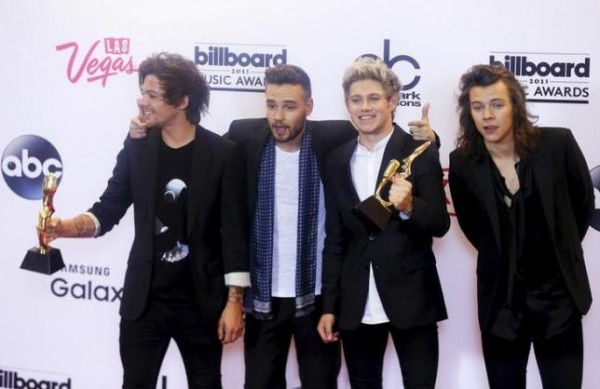 One Direction band receiving an award