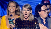 Taylor Swift accepts an award at the 2015 MTV VMA. 
