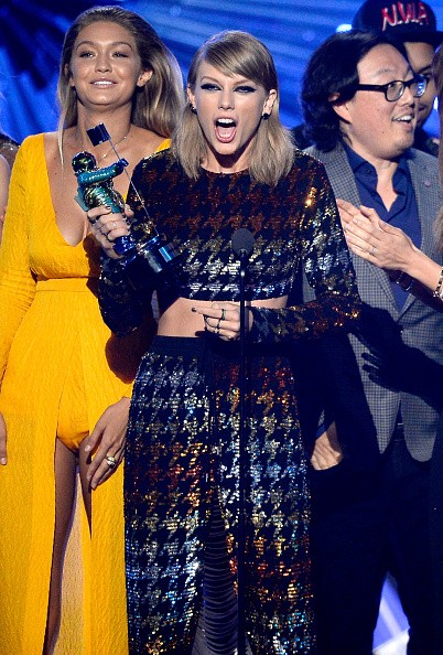Taylor Swift accepts an award at the 2015 MTV VMA. 