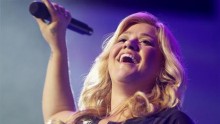 Kelly Clarkson cancels US tour due to health problems. 