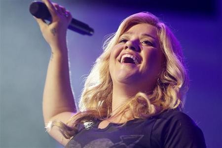 Kelly Clarkson cancels US tour due to health problems. 