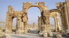 ISIS Destroys Arch of Palmyra