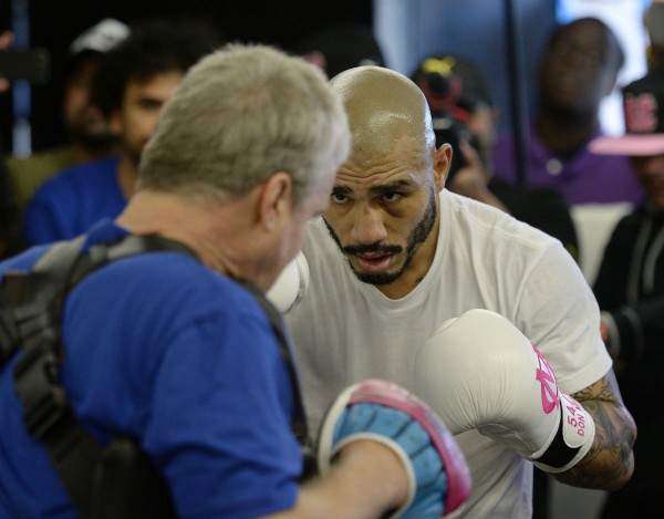Miguel Cotto (R) and Freddie Roach