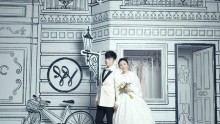 Leo Ku and bride Lorraine hold wedding in Four Seasons Hotel in Hong Kong. 