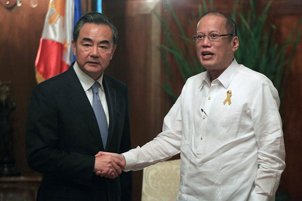 Philippine President Benigno Aquino meets with Chinese Foreign Minister Wang Yi