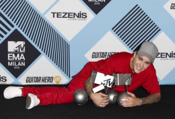 Justin Bieber All Smiles With His Awards