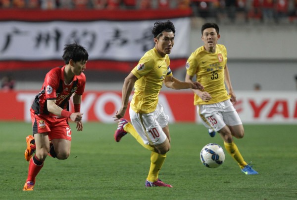 Guangzhou Evergrande midfielder and China PR team captain Zheng Zhi (middle)