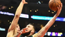 Milwaukee Bucks center Miles Plumlee (R) goes up for a layup against Los Angeles Clippers Blake Griffin