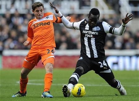 Newcastle United's Cheick Tiote (R) challenges Swansea City's Joe Allen during their English Premier fixture.