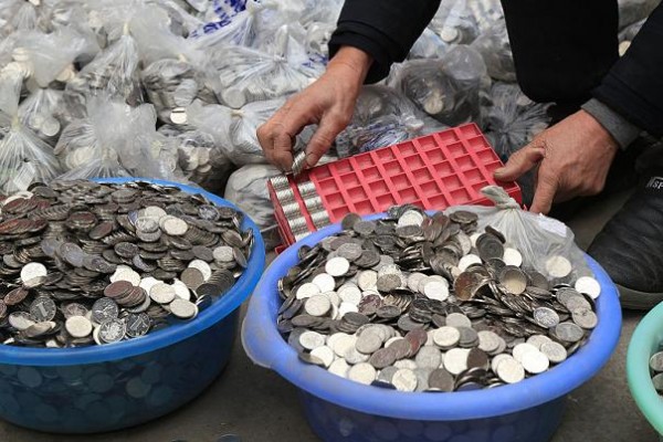 Man Wants To Exchange Over 300,000 One-yuan Coins Into Banknotes In Zhengzhou