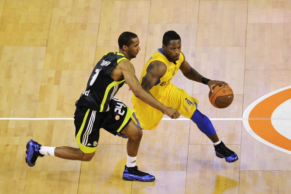 Zhejiang Lions point guard Jeremy Pargo (R) played for  Maccabi Electra Tel Avi before his stint in the CBA