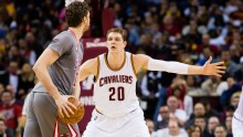 Cleveland Cavaliers center Timofey Mozgov (R) guards Chicago Bulls' Pau Gasol