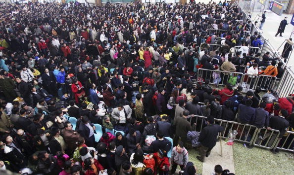 More Than 100,000 Chinese Travelers on Their Way Home for Lunar New Year Get Stranded at Train Station