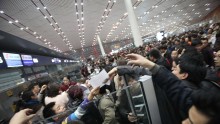 China's bad weather condition interferes with passengers rushing back after the long haul holiday