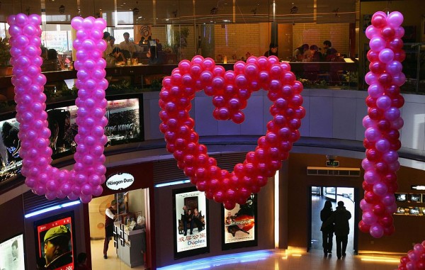 Chinese netizens flocked to movie theaters amid Valentine's day