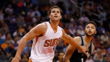 Former Phoenix Suns power forward Kris Humphries (L)
