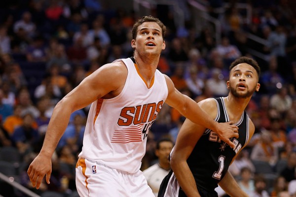 Former Phoenix Suns power forward Kris Humphries (L)