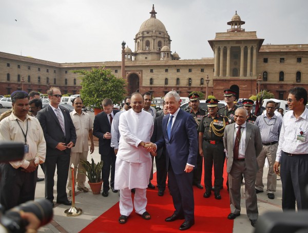 Indian Defense Minister Arun Jaitley (C-L) and U.S. Secretary of Defense Chuck Hagel (C-R) shake hands in New Delhi, August 8, 2014.