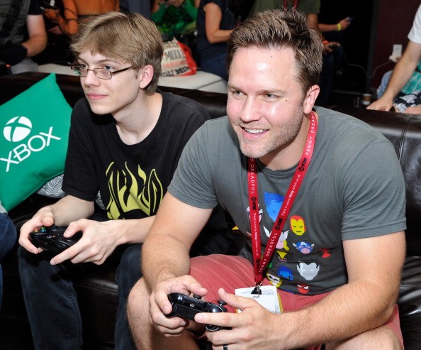 Actor Scott Porter (R) and his brother Brendan Porter take a break from Comic-Con to play the latest titles on Xbox One in the Microsoft VIP Lounge on July 26, 2014 in San Diego, California. (Photo: John Sciulli/Getty Images for Xbox)