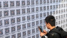 A new mode of 'Offline 2 Online' recruitment appeared in east China's Shanxi's Taiyuan that businesses launched recruitment information through WeChat QR code and what job seekers should do was to scan the QR codes and posted resumes on them on March 6, 2