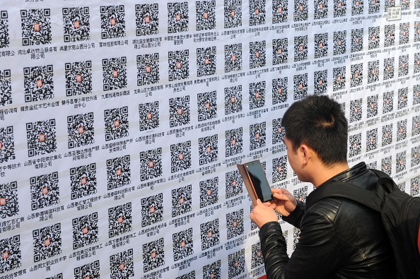 A new mode of 'Offline 2 Online' recruitment appeared in east China's Shanxi's Taiyuan that businesses launched recruitment information through WeChat QR code and what job seekers should do was to scan the QR codes and posted resumes on them on March 6, 2