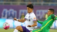 Beijing Guoan midfielder Ralf (R) competes for the ball against Tianjin Teda's Fredy Montero