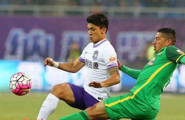 Beijing Guoan midfielder Ralf (R) competes for the ball against Tianjin Teda's Fredy Montero