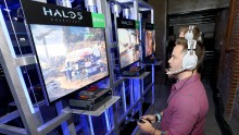  Actor Scott Porter plays Halo 5 during the Xbox One E3 Showcase Party at The Majestic Downtown on June 15, 2015 in Los Angeles, California. (Photo: Mark Davis/Getty Images for Microsoft)