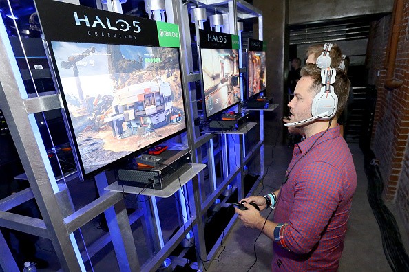  Actor Scott Porter plays Halo 5 during the Xbox One E3 Showcase Party at The Majestic Downtown on June 15, 2015 in Los Angeles, California. (Photo: Mark Davis/Getty Images for Microsoft)