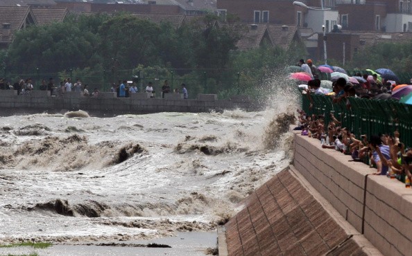 People watch waves in Qiantang river 