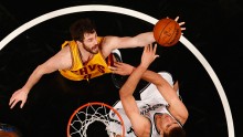 Kevin Love #0 of the Cleveland Cavaliers and Brook Lopez #11 of the Brooklyn Nets battle for the ball during their game at the Barclays Center on March 24, 2016 in New York City. (Photo: Al Bello/Getty Images)