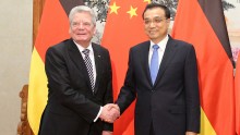  German President Joachim Gauck (L) shakes hands with Chinese Premier Li Keqiang ahead of a meeting at the Great Hall of the People March 21, 2016 in Beijing, China. (Photo: Wu Hong - Pool/Getty Images)