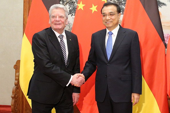  German President Joachim Gauck (L) shakes hands with Chinese Premier Li Keqiang ahead of a meeting at the Great Hall of the People March 21, 2016 in Beijing, China. (Photo: Wu Hong - Pool/Getty Images)