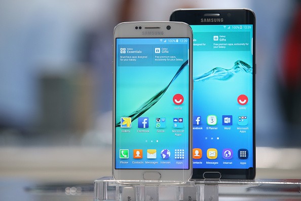  Galaxy S6 Edge (L) and S6 Edge Plus smartphones stand on display at the Samsung stand during a press day at the 2015 IFA consumer electronics and appliances trade fair on Sep. 3, 2015 in Berlin, Germany. (Photo: Sean Gallup/Getty Images)