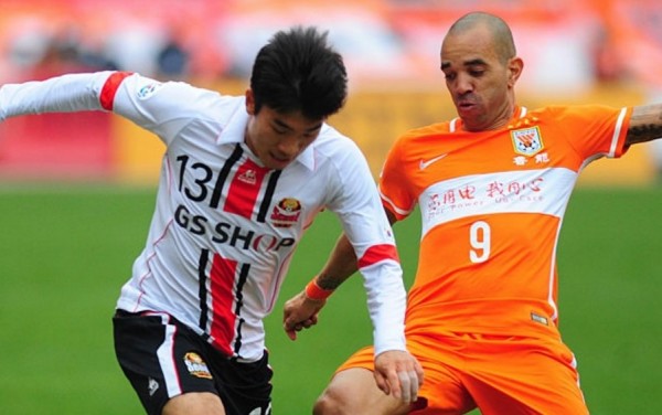 FC Seoul midfielder Go Yo-han competes for the ball against Shandong Luneng's Diego Tardelli during their recent AFC Champions League match