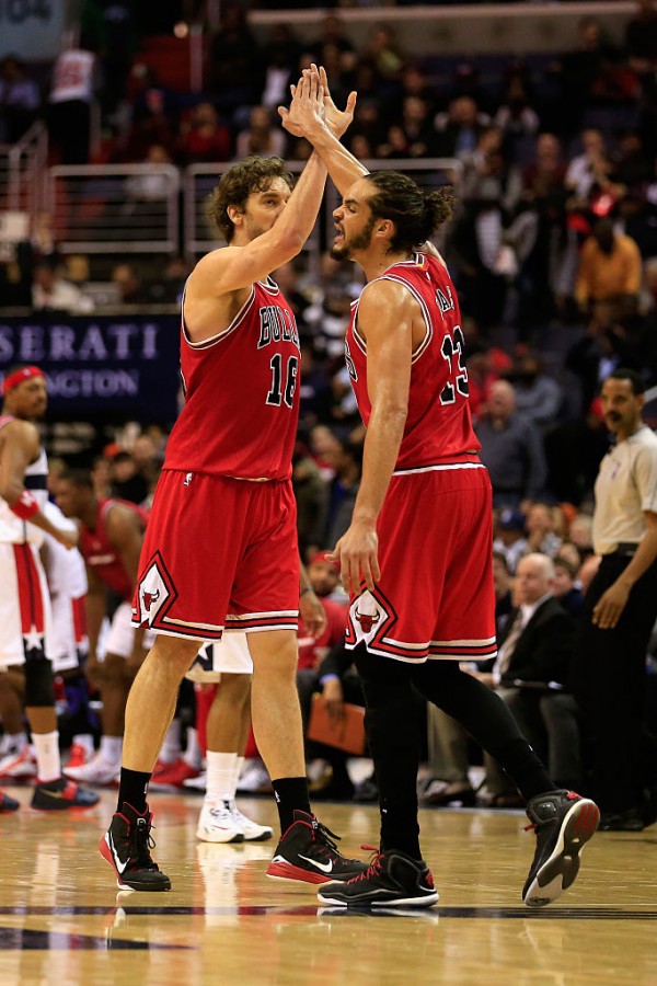 Chicago Bulls big men Pau Gasol (L) and Joakim Noah