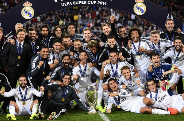 Real Madrid team members pose after winning the UEFA Supercup against Sevilla