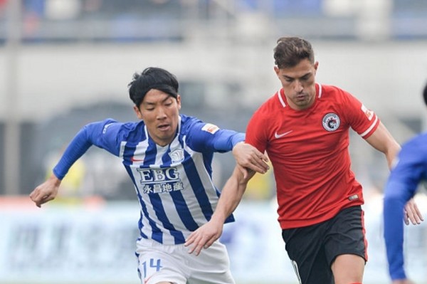 Liaonong Whowin midfielder James Troisi competes for the ball against Shijiazhuang Ever Bright's Cho Yong-hyung