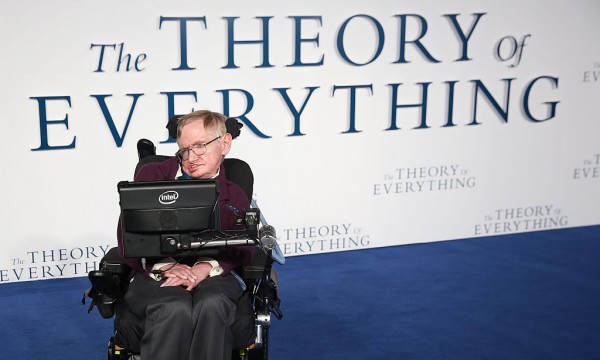 British astrophysicist Stephen Hawking opens his own official Weibo account.