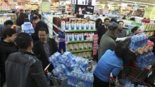 People line up to buy cartons of bottled water at a supermarket after reports on heavy levels of benzene in local tap water, in Lanzhou, Gansu province April 11, 2014.