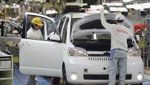 Toyota plans to introduce plug-in hybrid cars in China in two years.