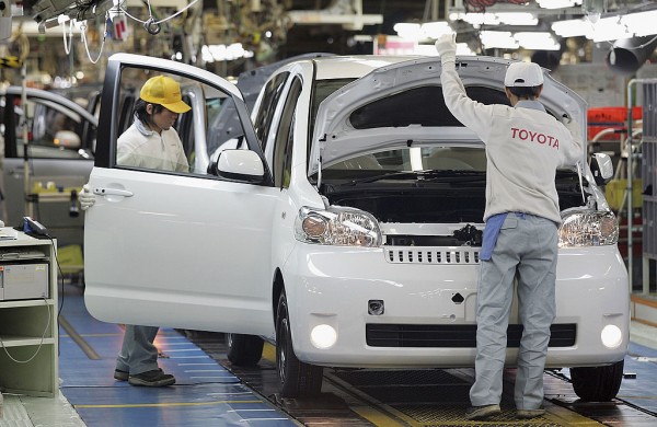 Toyota plans to introduce plug-in hybrid cars in China in two years.