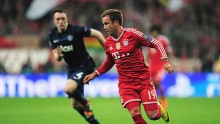 Bayern Munich midfielder Mario Götze (R)