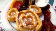 Shanghai Disneyland reveals yummy food selections.