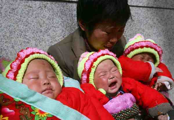 A Couple And Their Triplets Beg In Beijing
