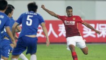 Guangzhou Evergrande winger Alan Carvalho (R) against Henan Jianye defenders