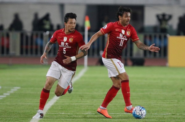 Guangzhou Evergrande midfielder Ricardo Goulart (R) and teammate Zhang Linpeng